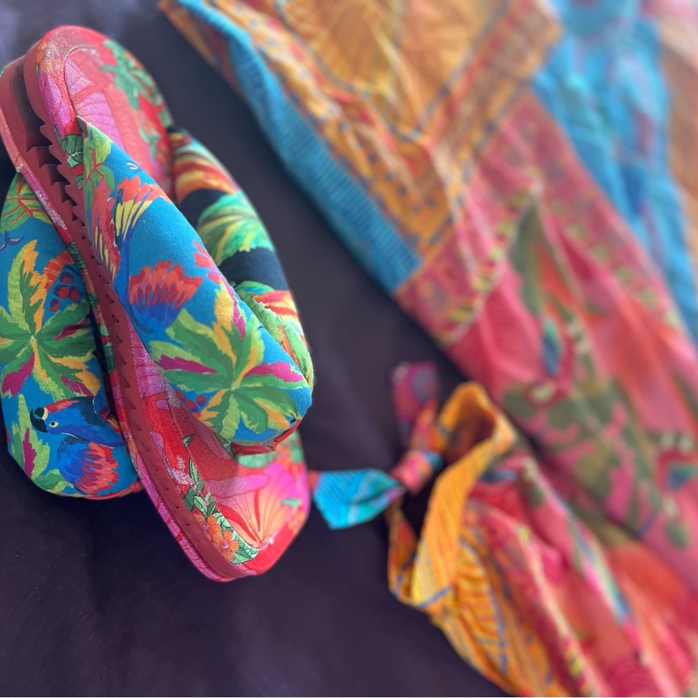 FARM Rio Multi-Scarf Print Tropical Puffy Flip Flop Sandals - 8 - Picture 4 of 4